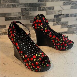 Penthouse by Ellie Cherry Wedges size 8
